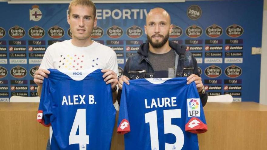 Álex Bergantiños y Laure, ayer durante el acto en el que se anunció la ampliación de sus contratos.