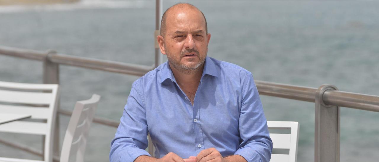 Juan José Cardona, ex alcalde de Las Palmas de Gran Canaria, en la playa de Las Canteras.