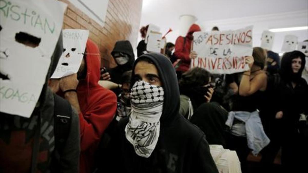 Embozados 8Los boicoteadores del acto de Felipe González y Juan Luis Cebrián en la UAM se cubren el rostro con pañuelos, máscaras y pancartas.