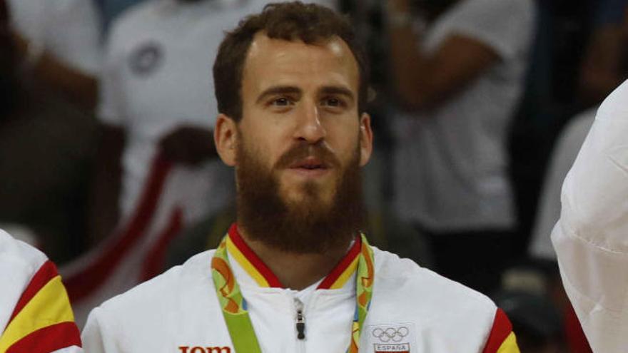 Sergio Rodríguez, en el podio, con la medalla de bronce.