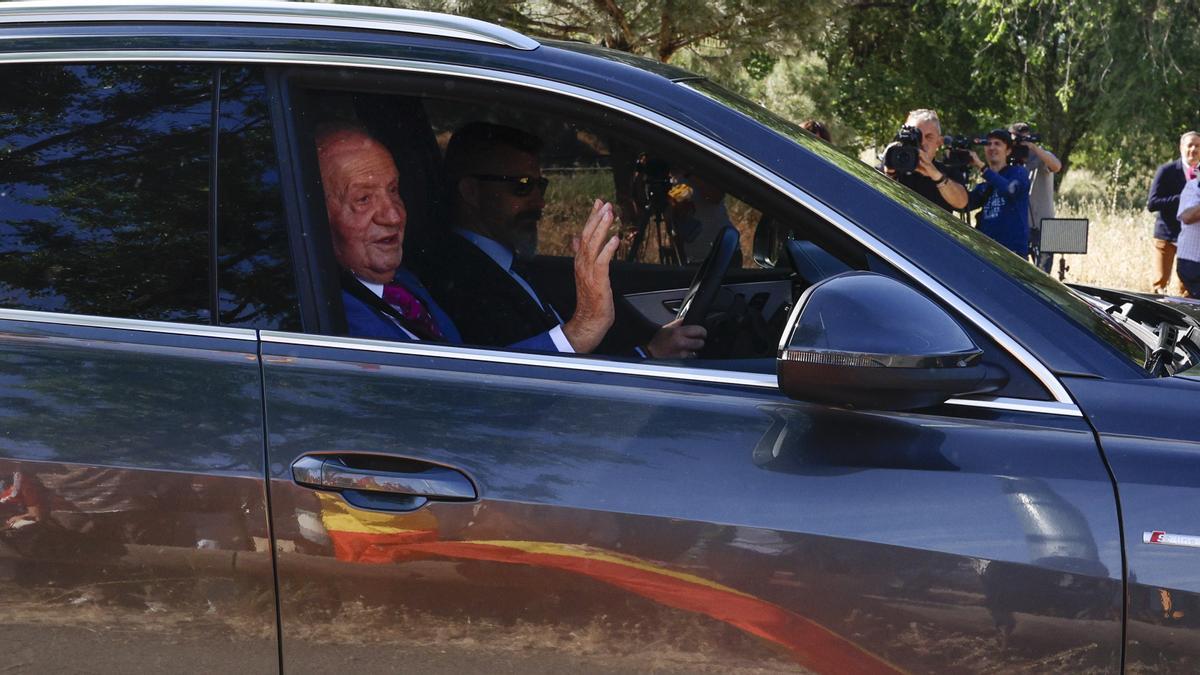 Juan Carlos I llega a La Zarzuela para reunirse con su hijo Felipe VI.