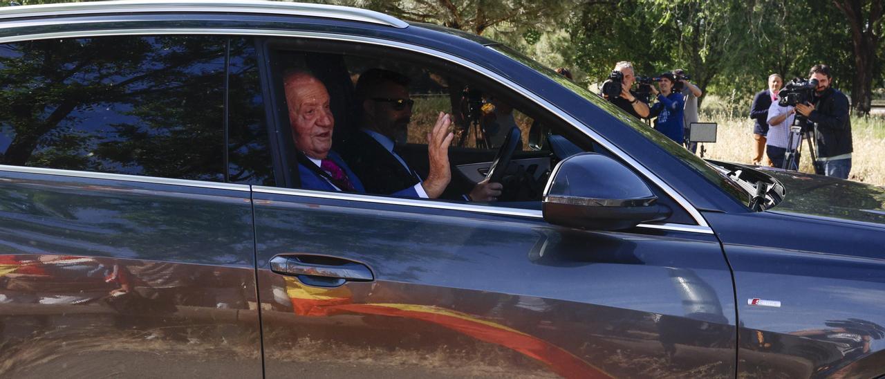Juan Carlos I llega a La Zarzuela para reunirse con su hijo Felipe VI