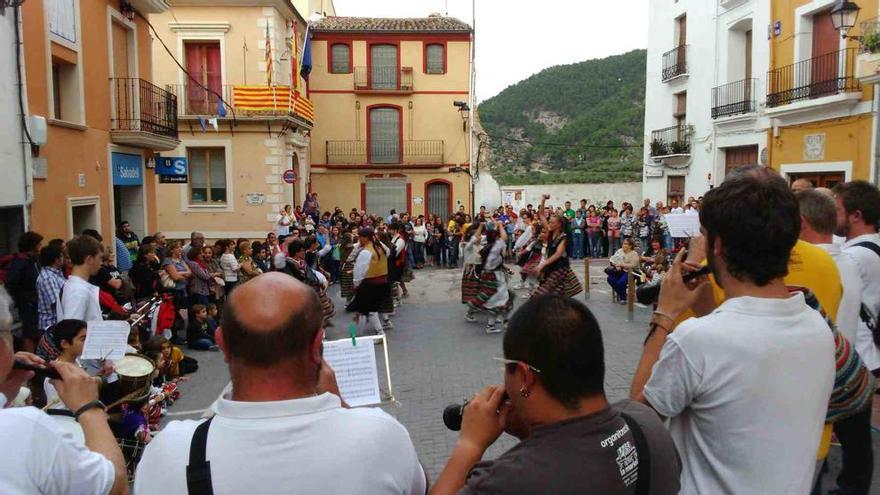 Danzas tradicionales en la plaza de Agres.