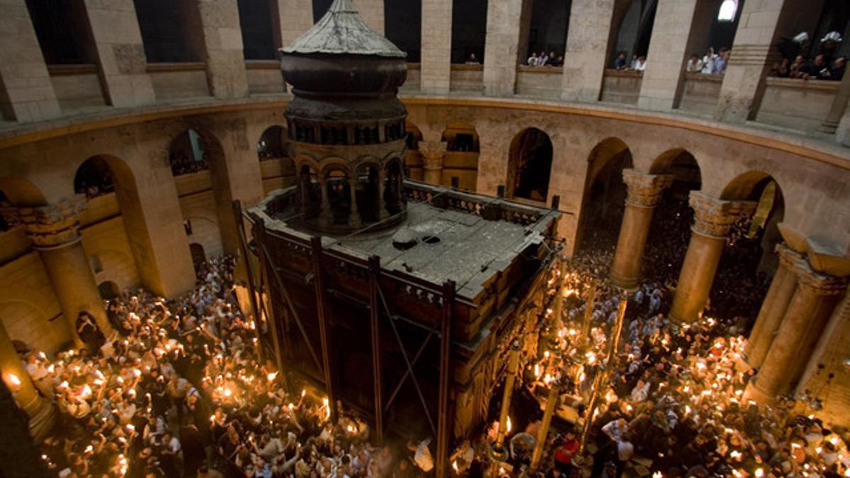 Peregrinos cristianos portan velas en la Iglesia del Santo Sepulcro, en Jerusalén.