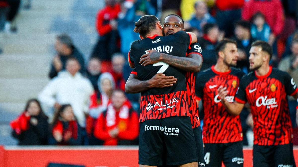 RCD Mallorca-Girona. Muriqi i Larin s'abracen després de fabricar l'empat a un gol