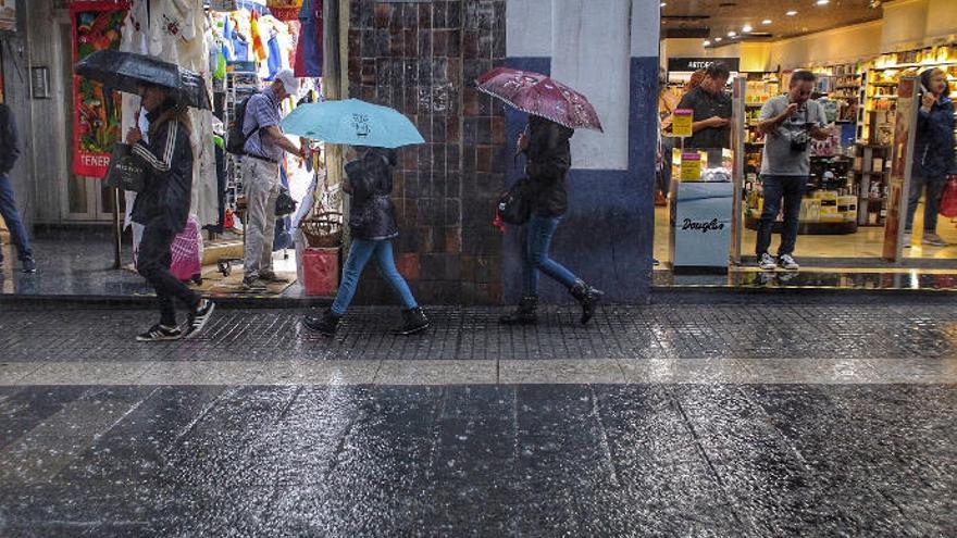 Imagen de archivo de una jornada con lluvias en Santa Cruz de Tenerife.