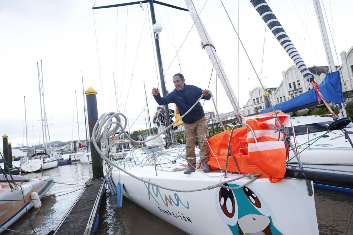 EN IMÁGENES: Así fue la llegada de Juan Merediz al puerto deportivo de Avilés tras batir el récord de la Ruta del Descubrimiento