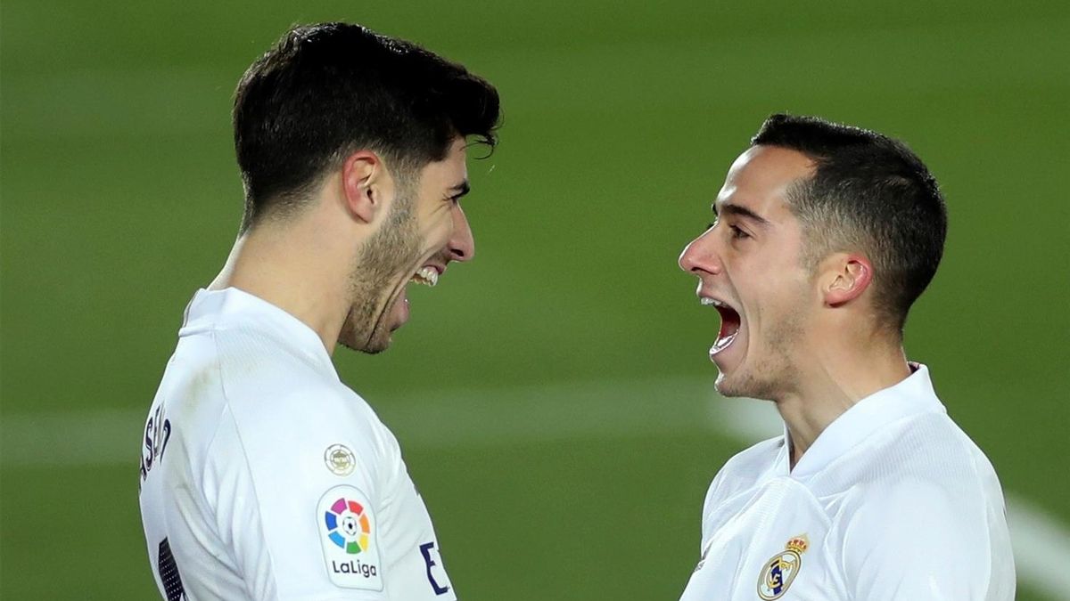 Asensio y Lucas Vázquez celebran el segundo gol del Madrid al Celta.