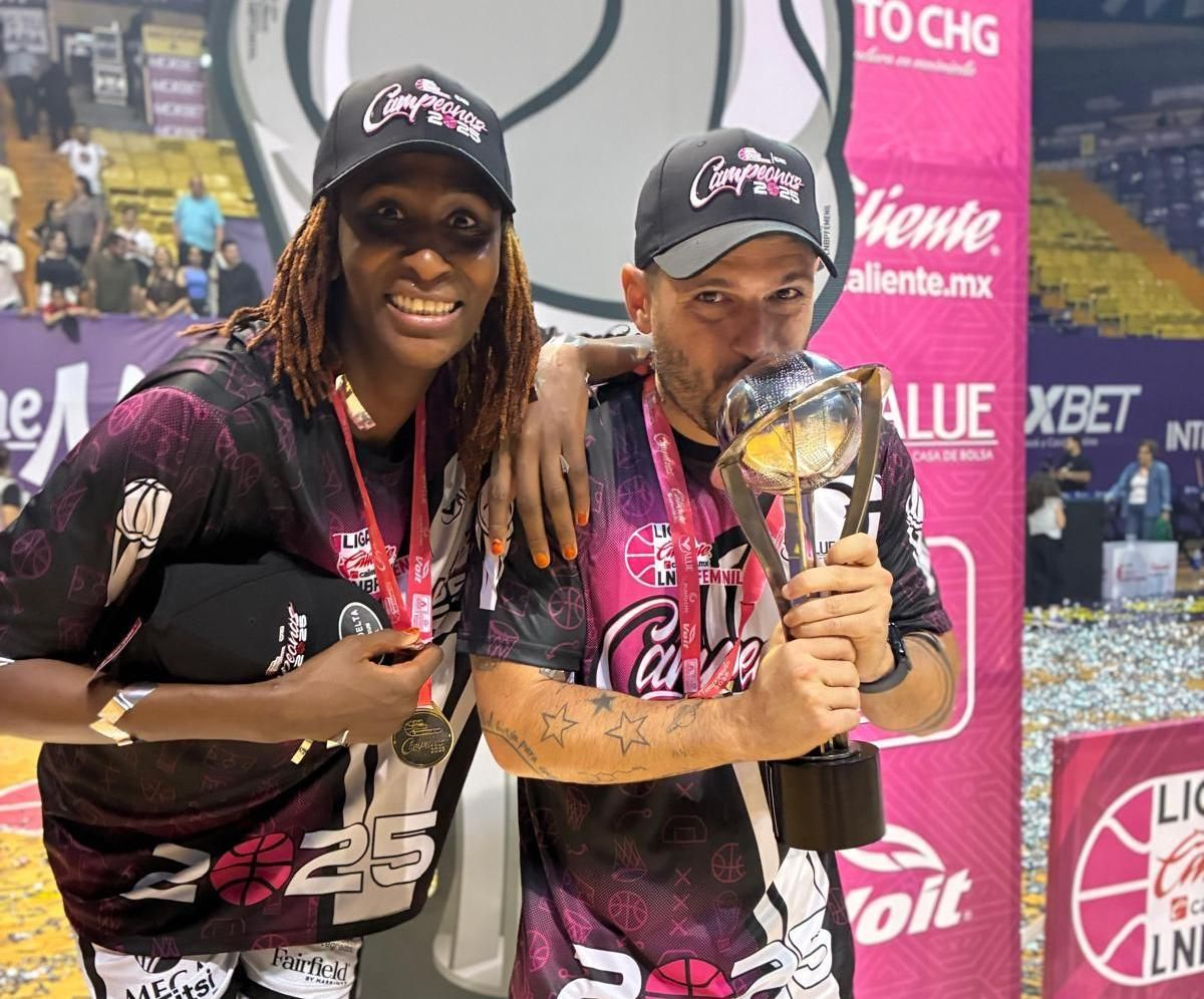 La jugadora Stou Ndour y José Antonio Santaella, tras ganar la liga femenina mexicana.