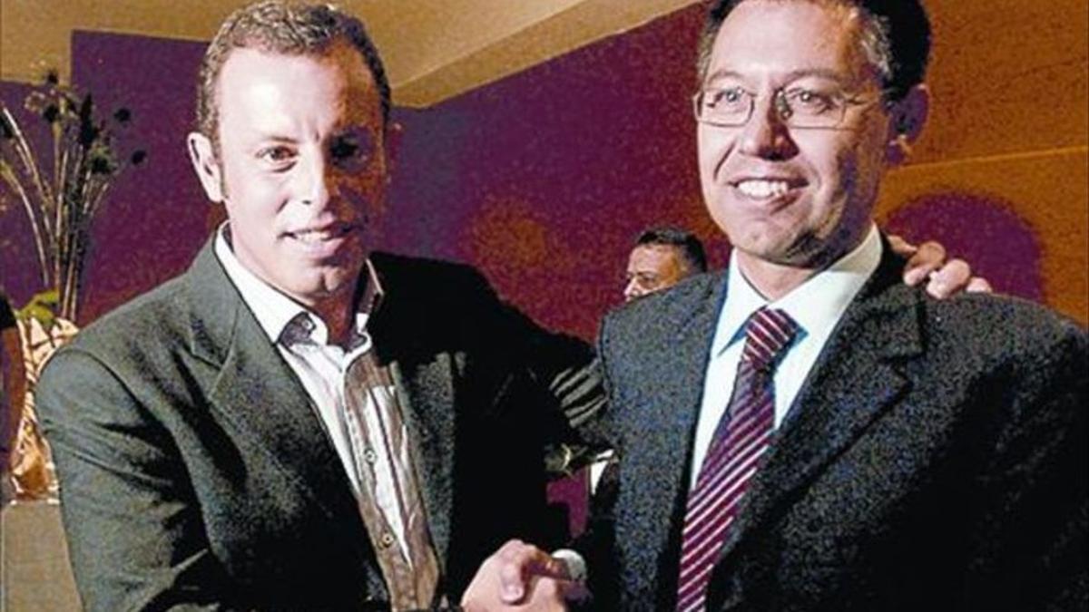 Rosell y Bartomeu tras dimitir de la junta en el verano del 2005.