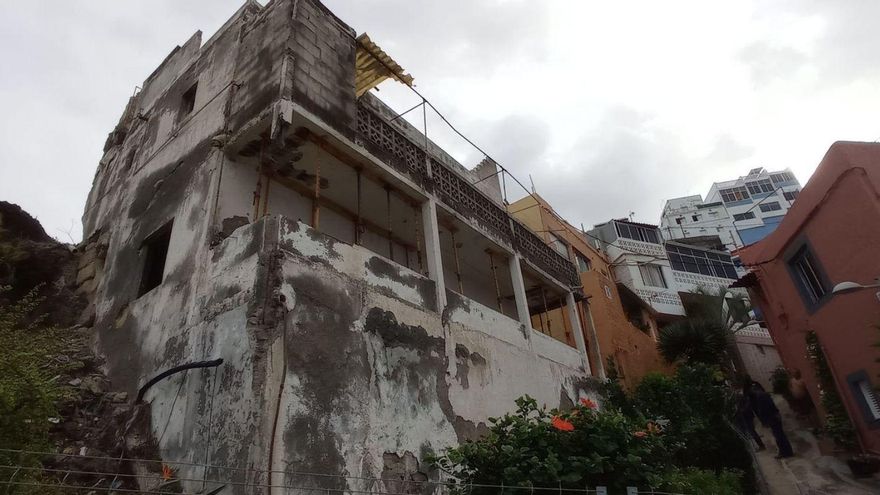 Demolition of a building in El Pris to avoid risks to passersby