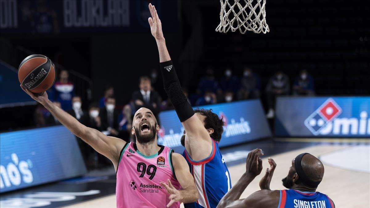 Istanbul (Turkey)  22 12 2020 - Barcelona s Nick Calathes (L) in action against Anadolu Efes  Sertac Sanli (C) and Chris Singleton (R) during the Euroleague basketball match between Anadolu Efes and Barcelona in Istanbul  Turkey  22 December 2020  (Baloncesto  Euroliga  Turquia  Estanbul) EFE EPA TOLGA BOZOGLU