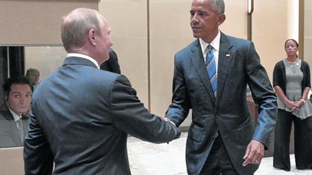 Frío saludo entre Obama y Putin, ayer en Hangzhou (China).