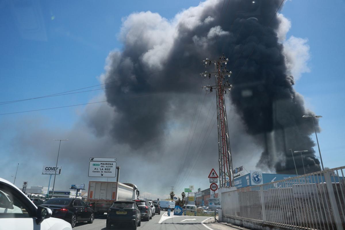 Gran incendio en una nave de productos químicos en un polígono de Alcalá de Guadaíra