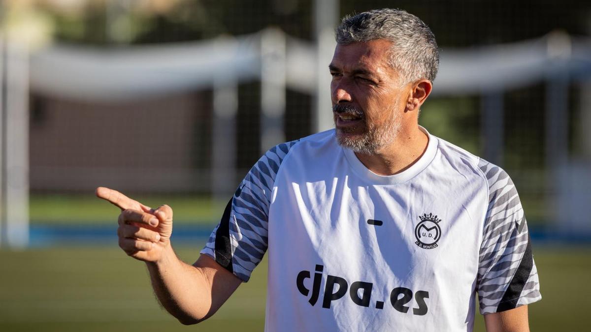 Juan Marrero, dirigiendo un entrenamiento con el Montijo