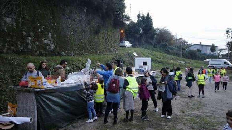 Participantes en el magosto de AER ayer en Rande. // Alba Villar