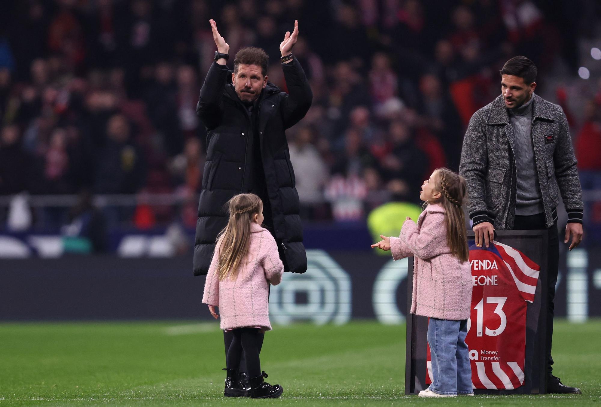 Diego Pablo Simeone responde a la ovación del público del Metropolitano.