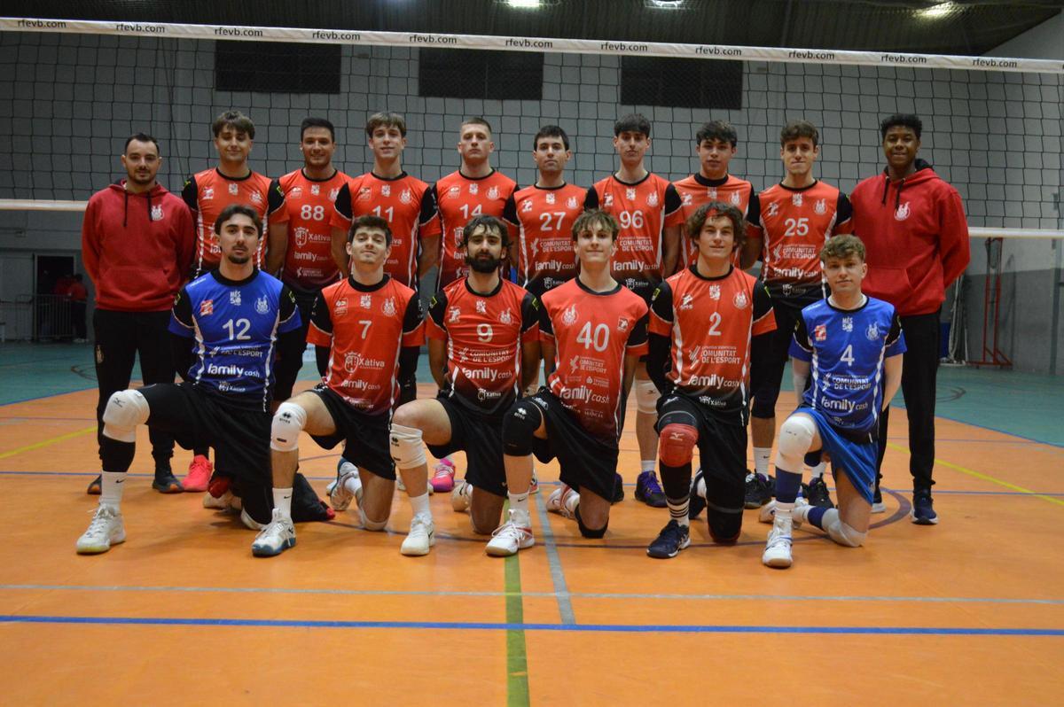 La plantilla del Xàtiva Voleibol masculino antes del partido.