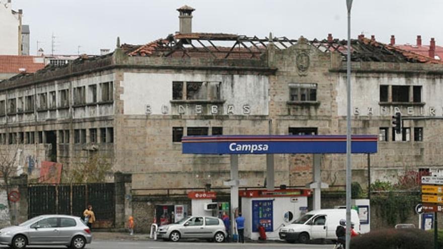 El edificio de las antiguas Bodegas Bandeira, donde se construirá el centro comercial de O Calvario.