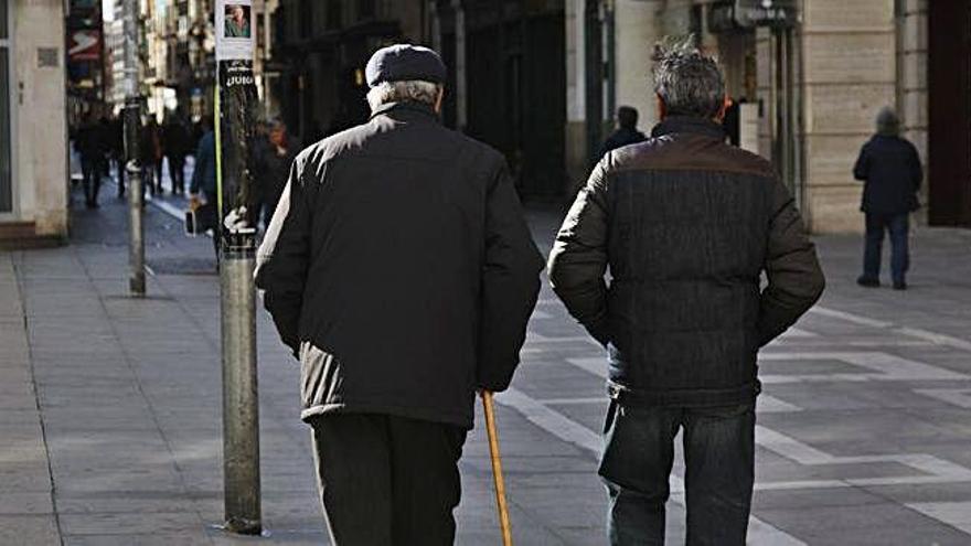 Dos jubilados pasean por Zamora.