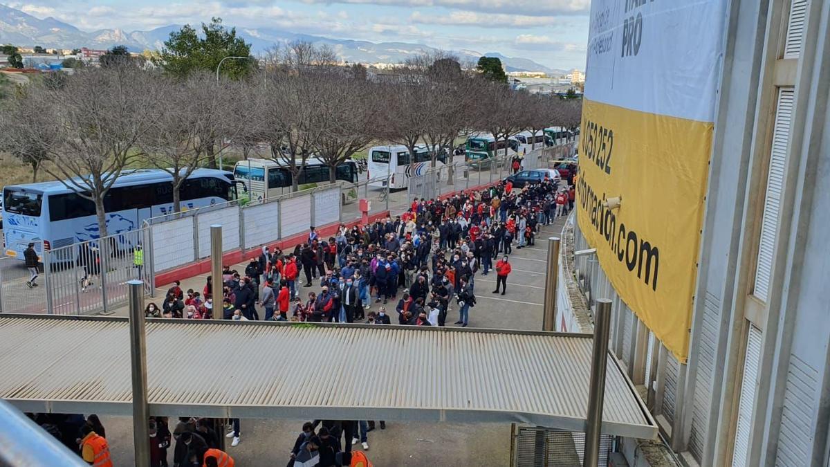 Colas en Son Moix para acceder al estadio en un partido de la presente temporada.