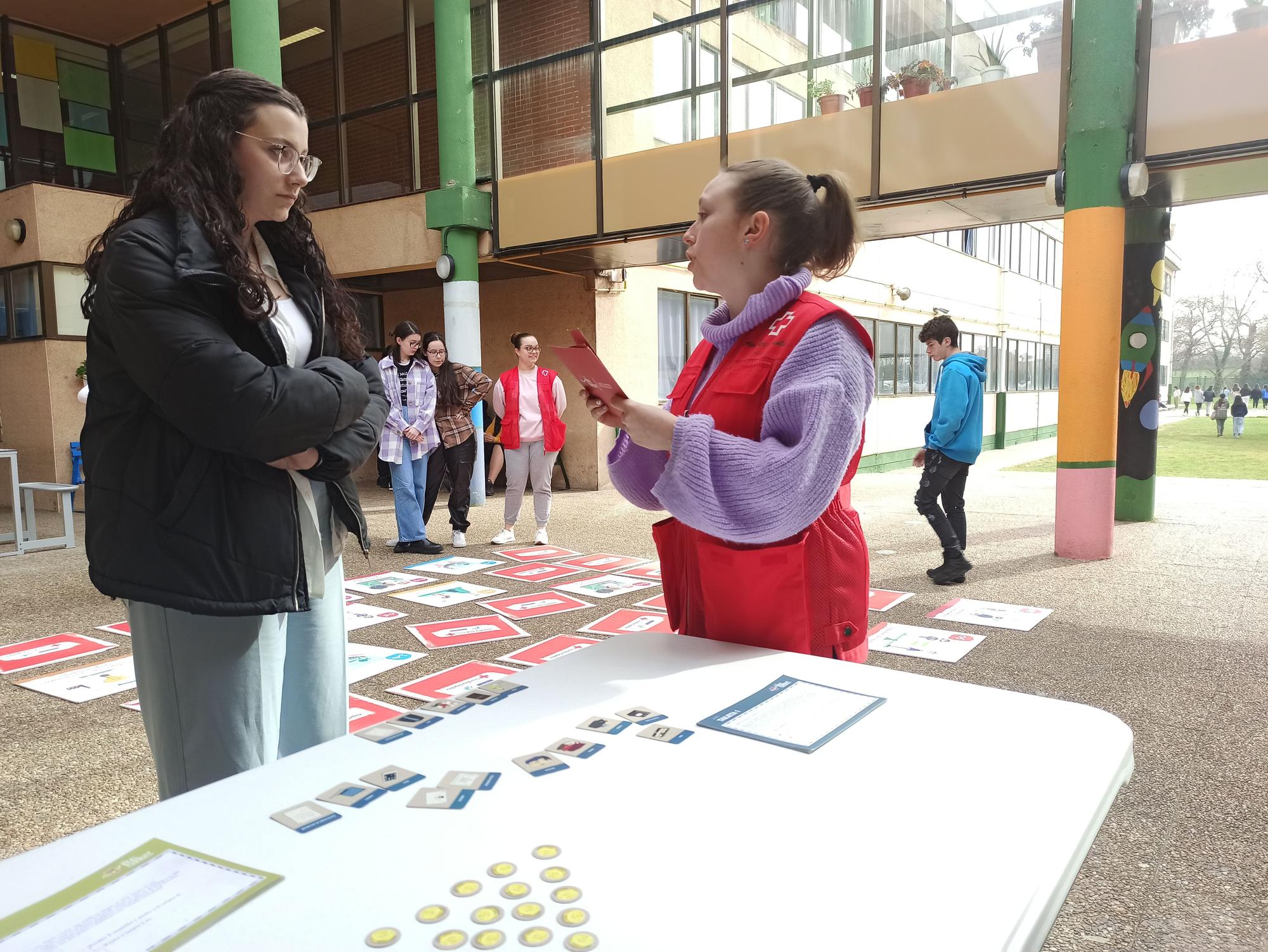 El alumnado del IES de Llanera se pone en la piel de migrantes y refugiados en la Semana Cultural: "Te das cuenta de que no es lo mismo aquí que allí"