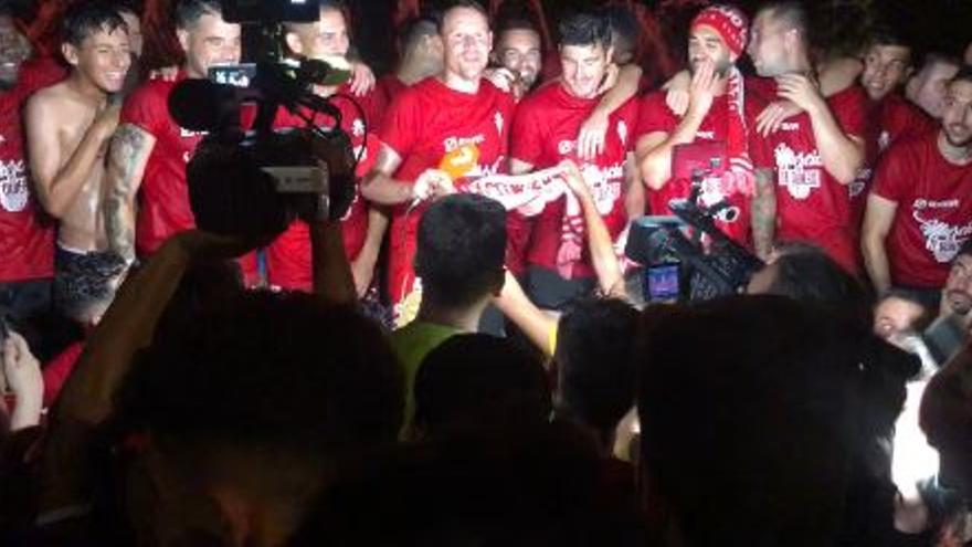 El Real Murcia celebra con la afición el ascenso en la Circular