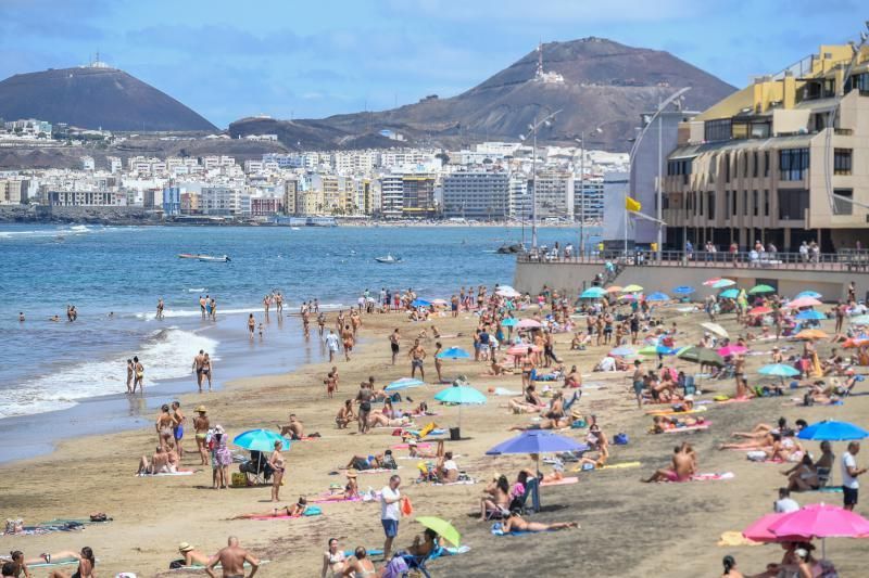 06-09-20  GRAN CANARIA. PLAYA DE LAS CANTERAS.  LAS PALMAS DE GRAN CANARIA. Reportaje de jóvenes y Covid por la ciudad. Fotos: Juan Castro.  | 06/09/2020 | Fotógrafo: Juan Carlos Castro