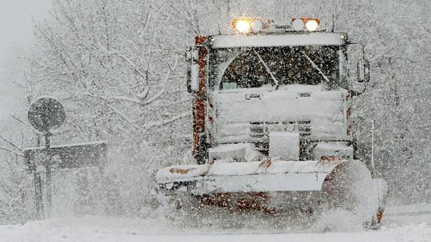 Una máquina quitanieves trabaja en Roncesvalles, en Navarra, comunidad en la que ha sido activado el plan de alerta y se encuentra en alerta naranja como consecuencia de la nieve.