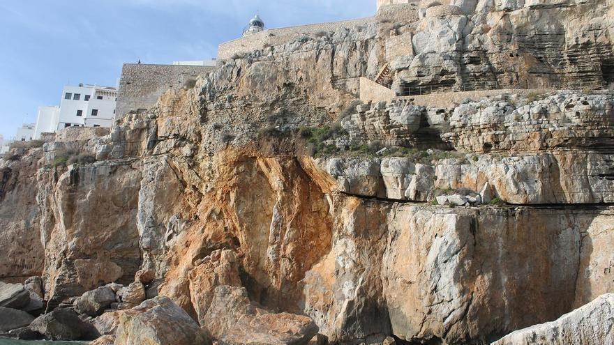 Gobierno, Diputación y Ayuntamiento se unen para proteger el tómbolo del castillo de Peñíscola