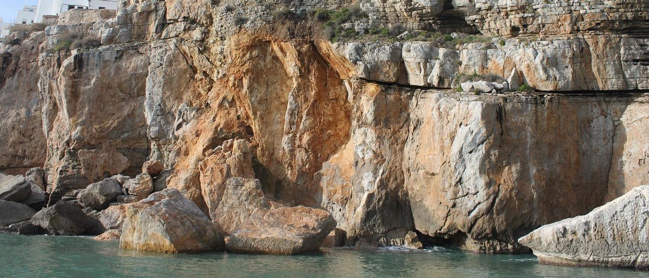 El temporal marítimo de diciembre del 2019 provocó el desprendimiento de dos grandes bloques de roca del tómbolo.