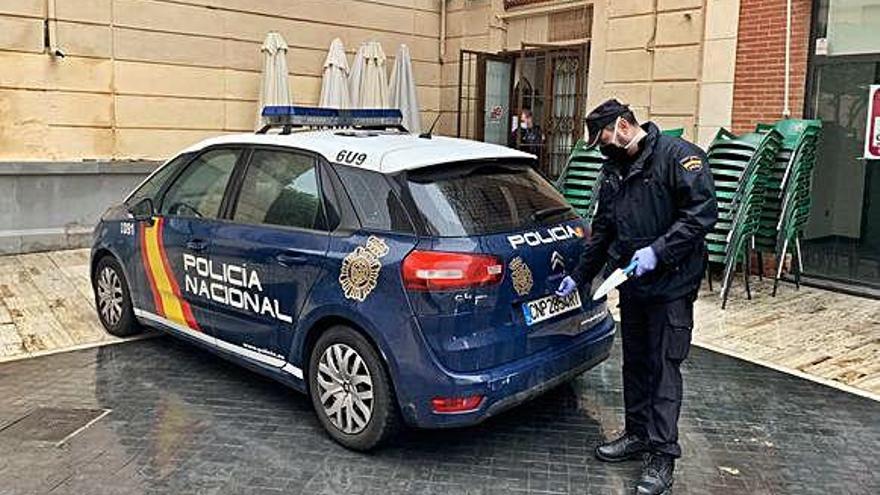 La Policía detuvo a dos sujetos por intentar robar en un bar del centro de Murcia.