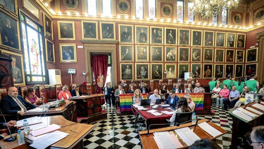 Bronca por el Orgullo en el pleno de Palma: "Ese trapo de colorines que tienen ahí colgado"