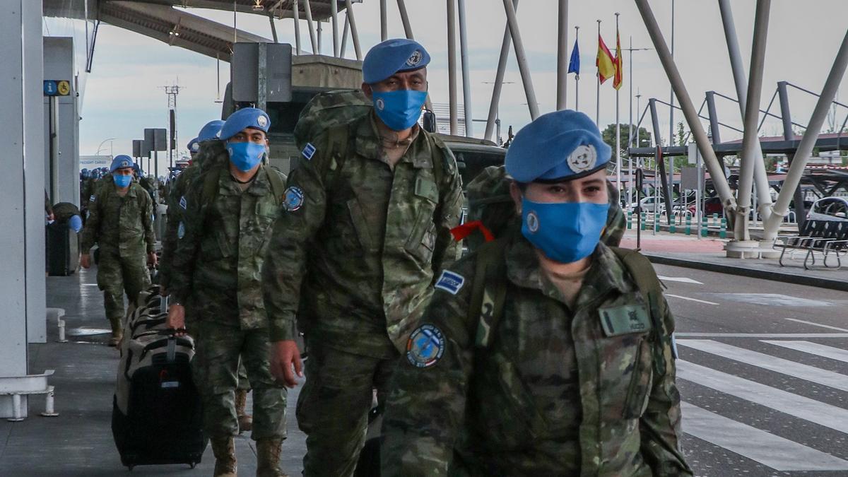 Los militares llegan al exterior del aeropuerto de Zaragoza.