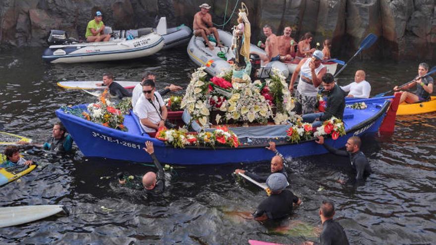 Luis Yeray Gutiérrez, sentado en la popa de la embarcación que el pasado domingo procesionó la Virgen del Carmen en el núcleo costero lagunero de Punta del Hidalgo.