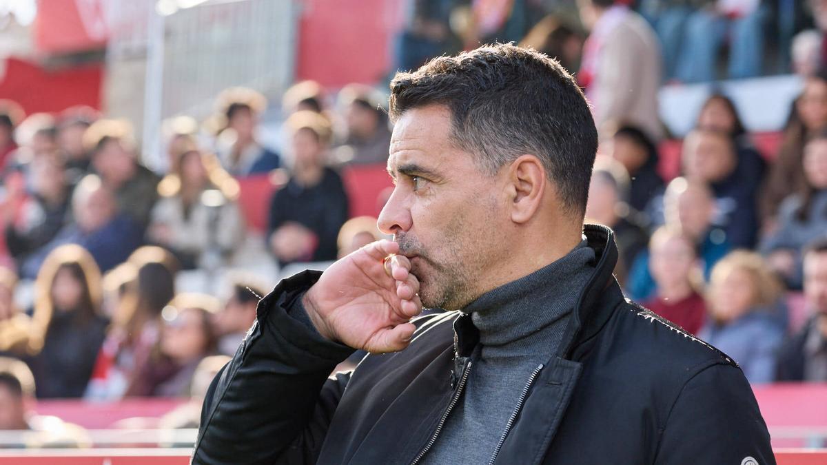 Míchel Sánchez, fent el seu particular ritual abans de començar el duel contra l’Atlètic de Madrid.