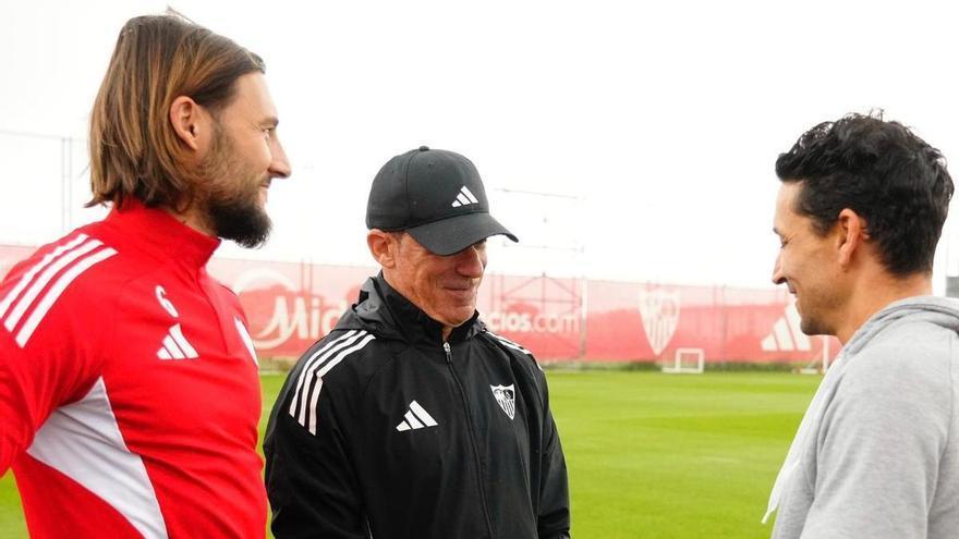 Jesús Navas encabeza una sesión de entrenamiento marcada por dos bajas importantes en el Sevilla