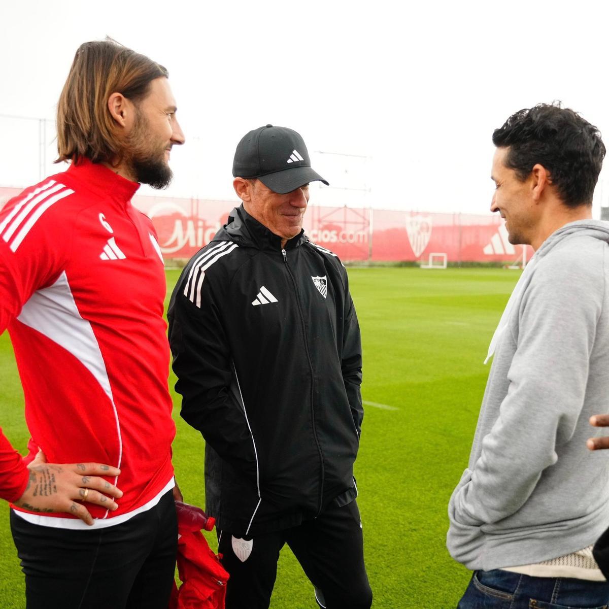 Luis García Plaza, Nemanja Gudelj y Jesús Navas en el entrenamiento de este martes