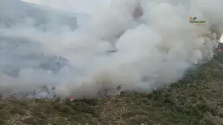 El incendio de Teresa de Cofrentes evoluciona favorablemente gracias a un cambio en la dirección del viento