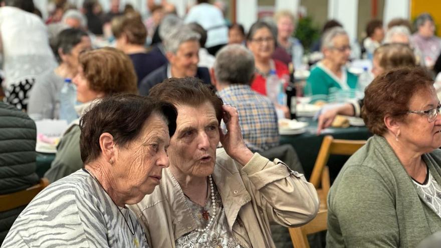 En imágenes: más de 200 personas se reúnen en Luarca gracias al programa Rompiendo Distancias