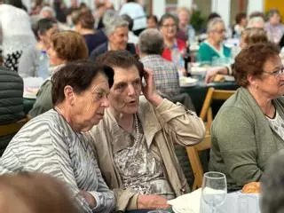 En imágenes: más de 200 personas se reúnen en Luarca gracias al programa Rompiendo Distancias