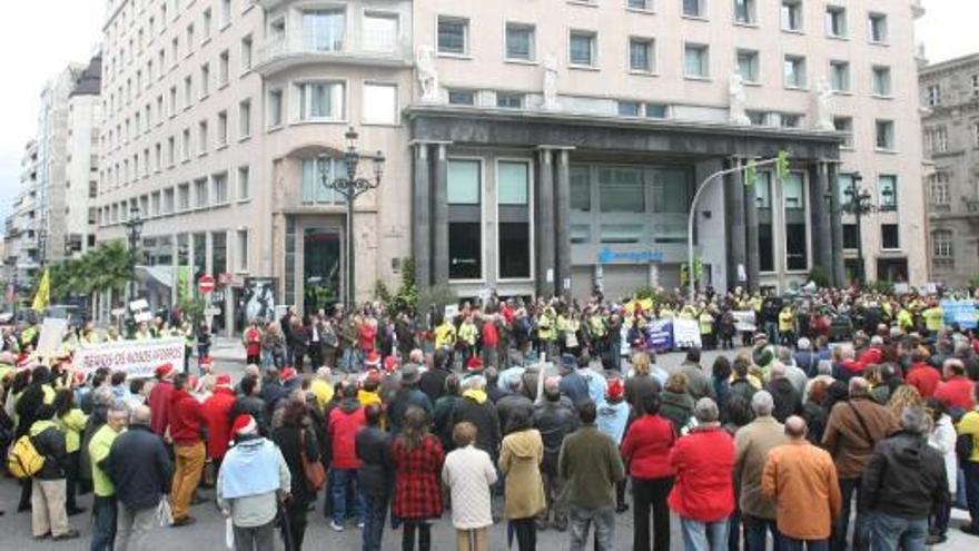 Afectados de preferentes procedentes de toda Galicia durante una de las manifestaciones celebradas frente a la     sede central de Novagalicia, en Vigo.  // Jesús de Arcos