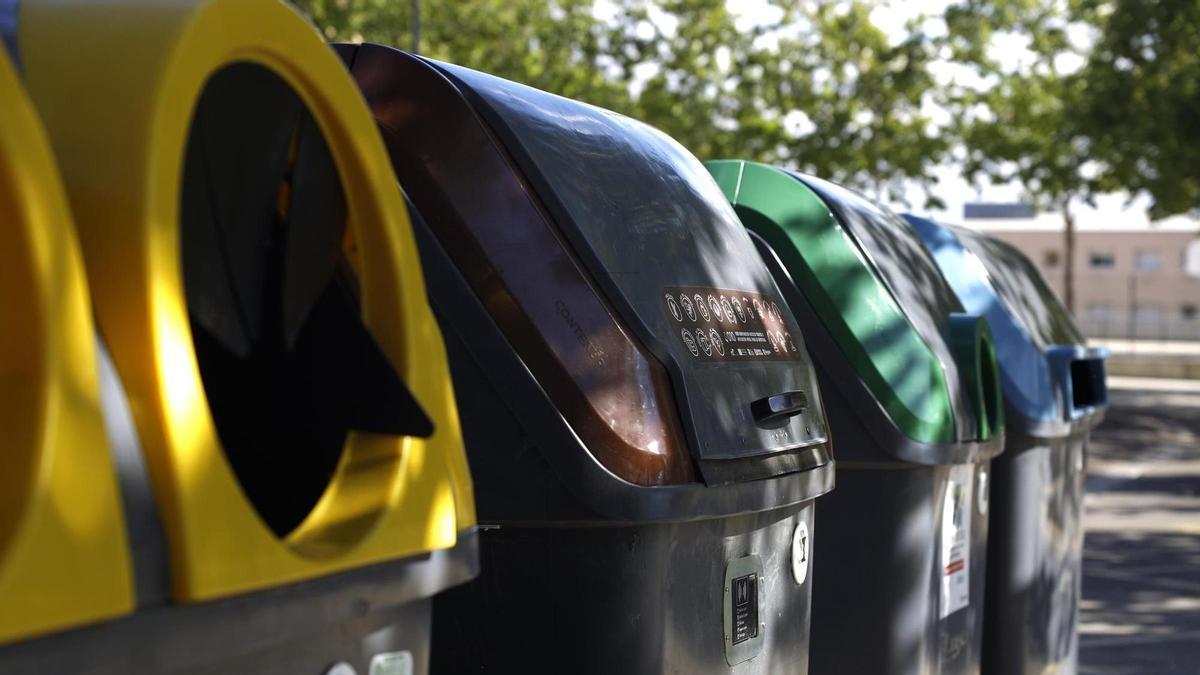 Varios contenedores de recogid de basura en una calle de Zaragoza.
