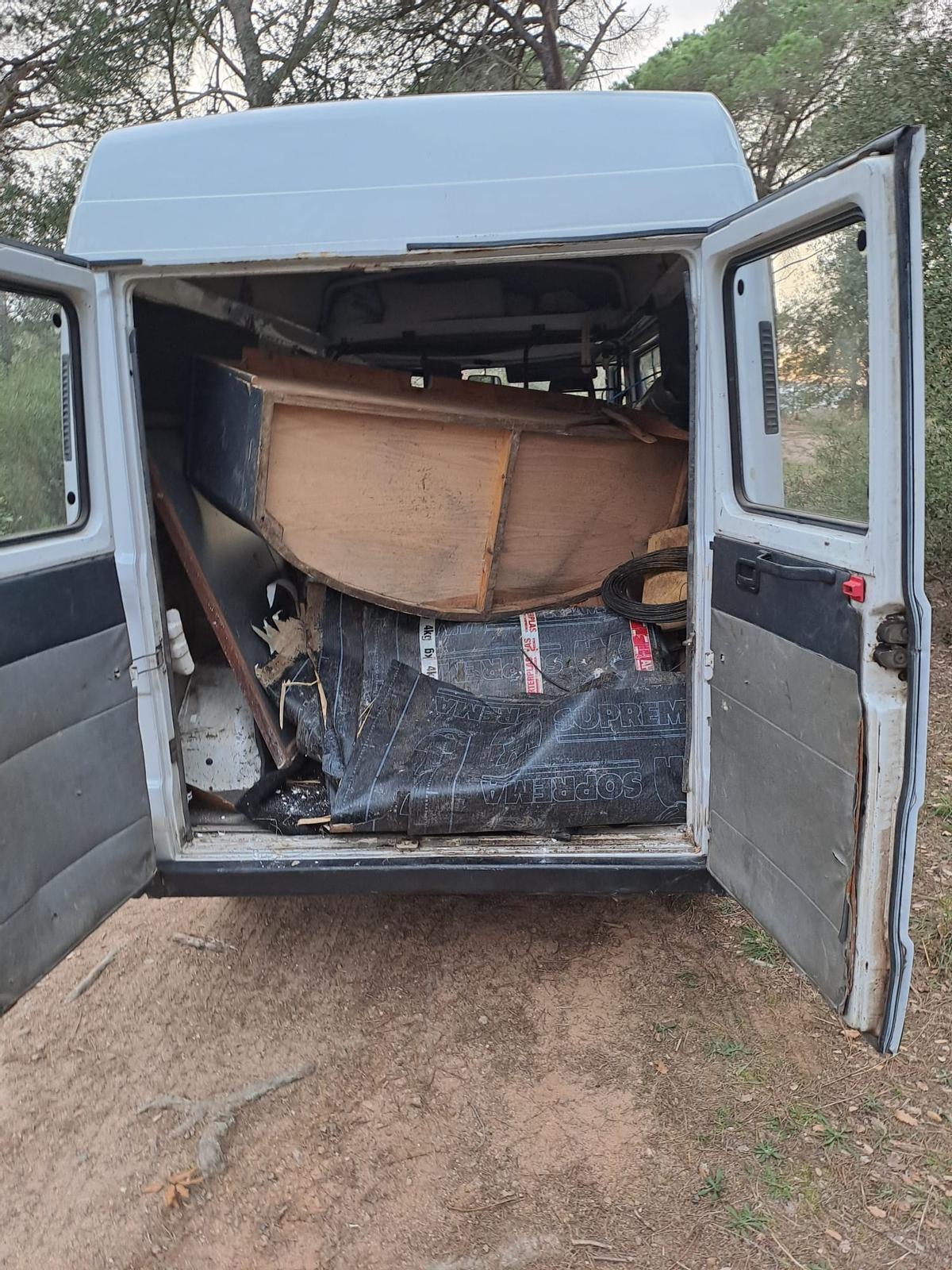 La furgoneta carregada de residus a Caldes