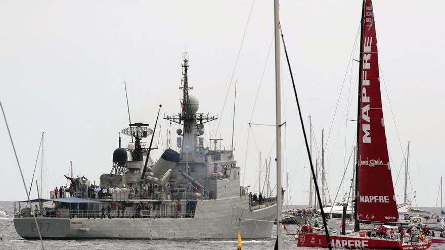 El barco español Mapfre pasa junto al buque de la Armada Española Infanta Cristina durante la regata de salida de la Volvo Ocean Race 2014-15.