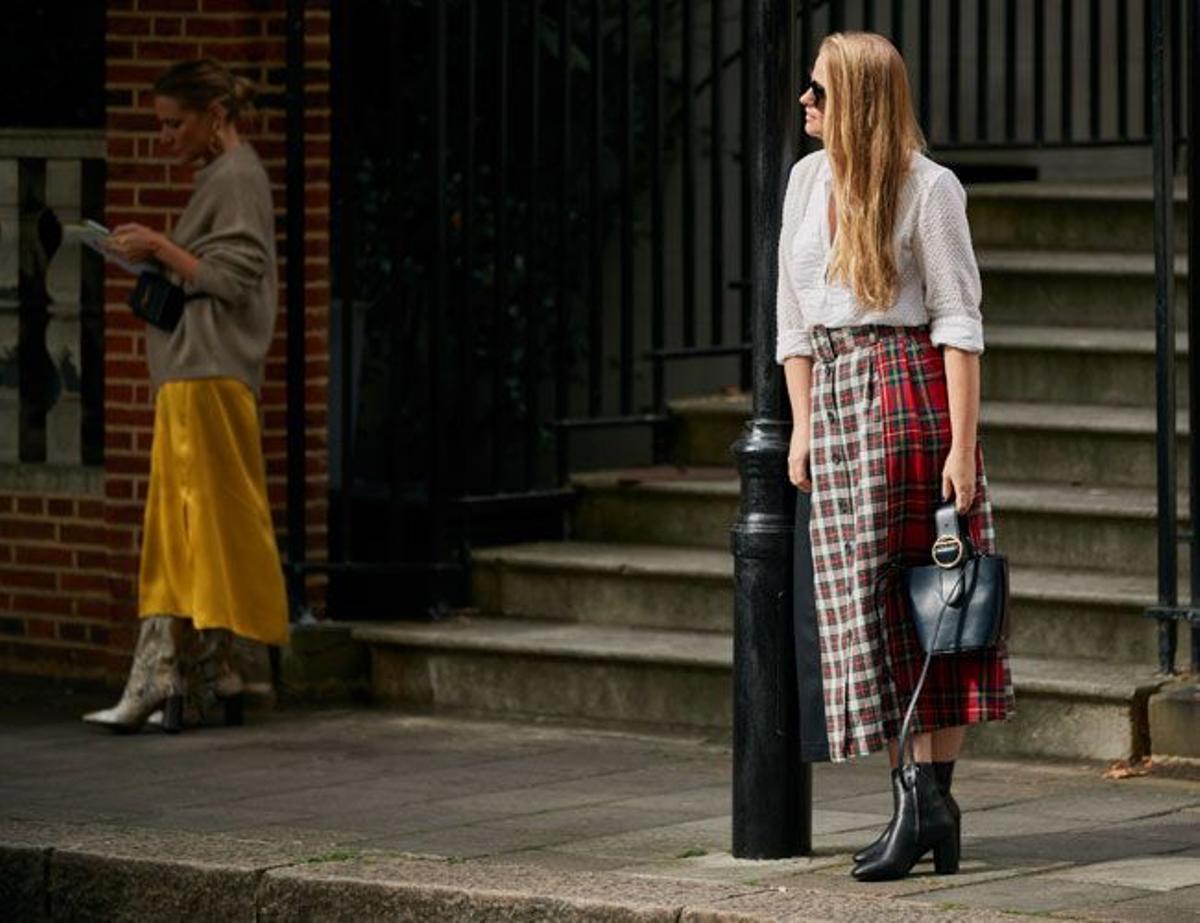 Falda midi de doble estampado en la Semana de la Moda de Londres