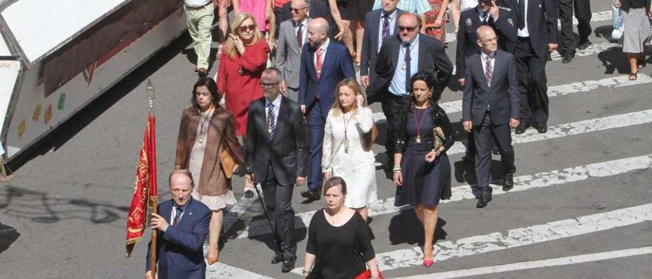 Procesión de Santiago, en el barrio de A Ponte, con el alcalde Jesús Vázquez y miembros de la Corporación. // Iñaki Osorio