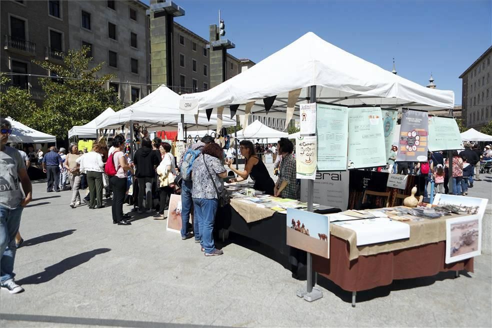 Mercado del comercio justo en la plaza del Pilar