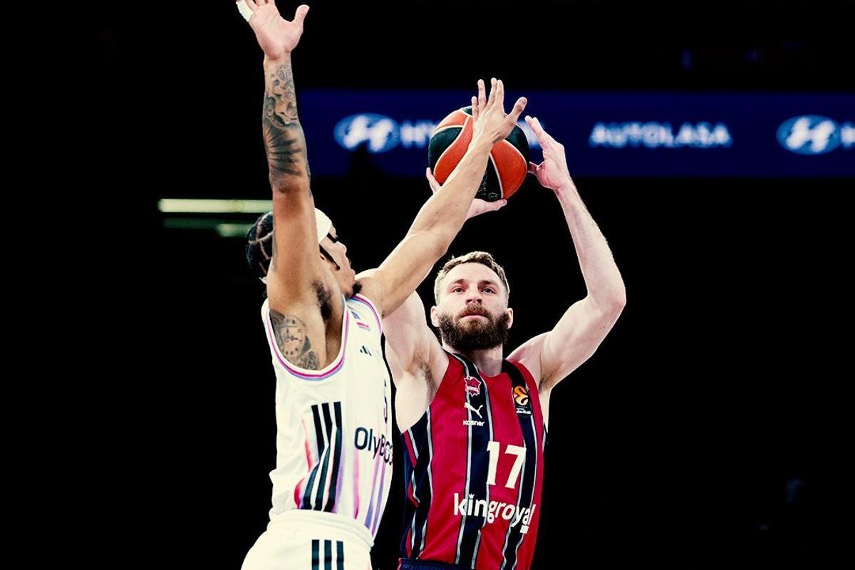 Radzevicius lanza a canasta en el duelo ante el París Basketball, donde solo aportó tres puntos