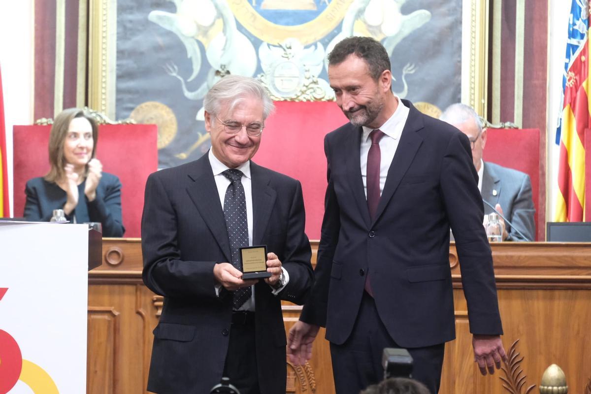 Prats recibió el Rm d'Or de la mano del alcalde de Elche, Carlos González.